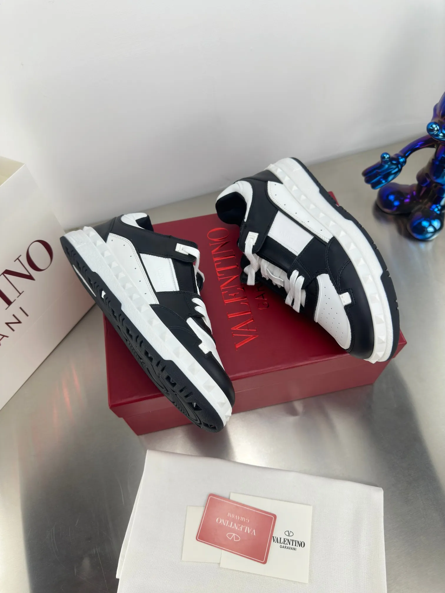 👟👟Ex-factory price 640👟👟 🔺Valentino🔺 Valentino VT 2024 early spring white shoes casual shoes! Top version!  Original 1:1 mold opening! Lasting + oil edge craftsmanship, classic splicing, fashionable and versatile, 🎁Full set of packaging at the same time at the counter. Fabric: Customized cowhide. Lining: Original breathable mesh. Outsole: Original TPU material outsole. Non-slip and wear-resistant. Size: Female 35-40! Male 39～45